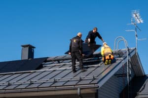Aurinkopaneelien asennusta joensuussa taloyhtiöön